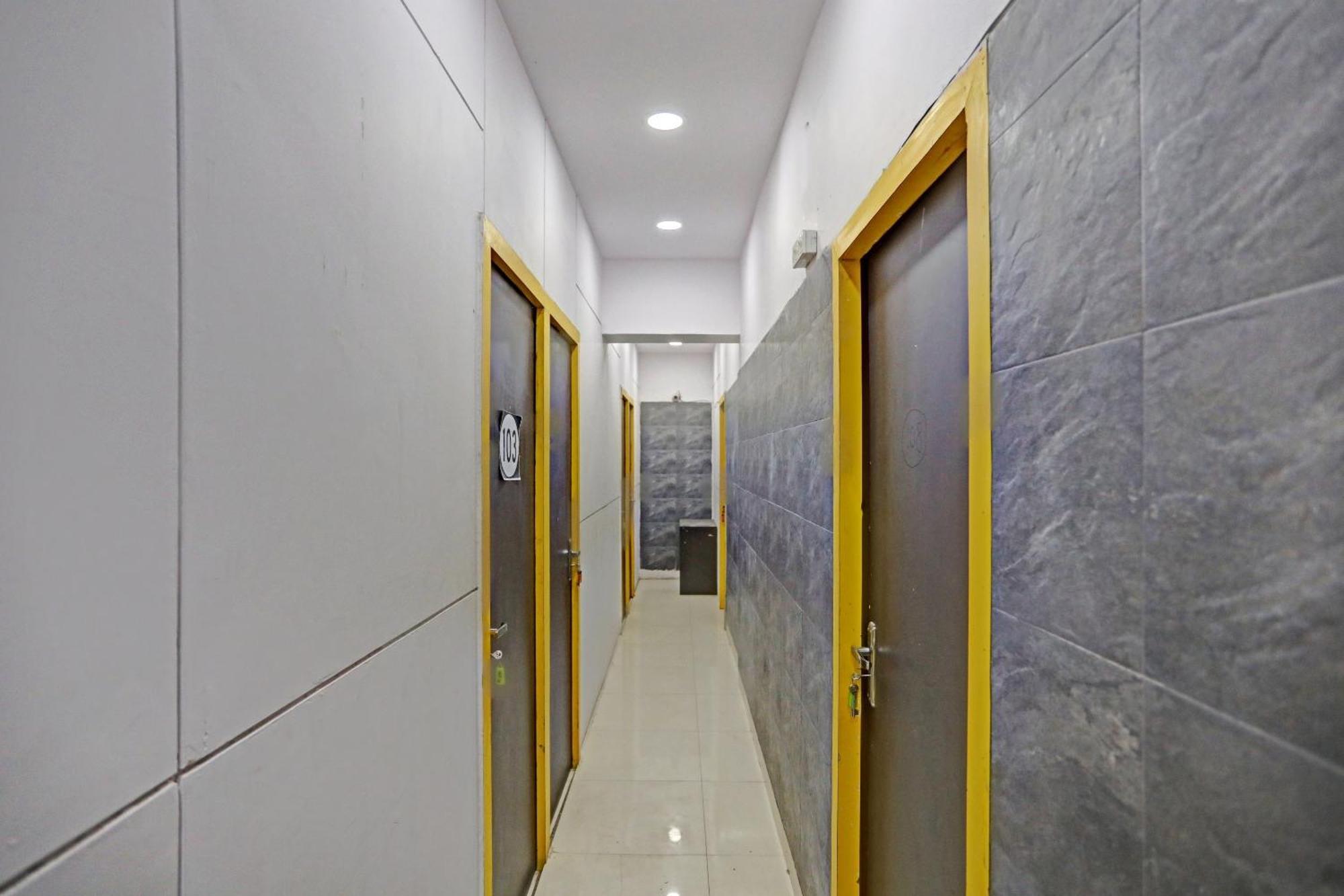 Hotel O North Campus Нью-Дели Экстерьер фото