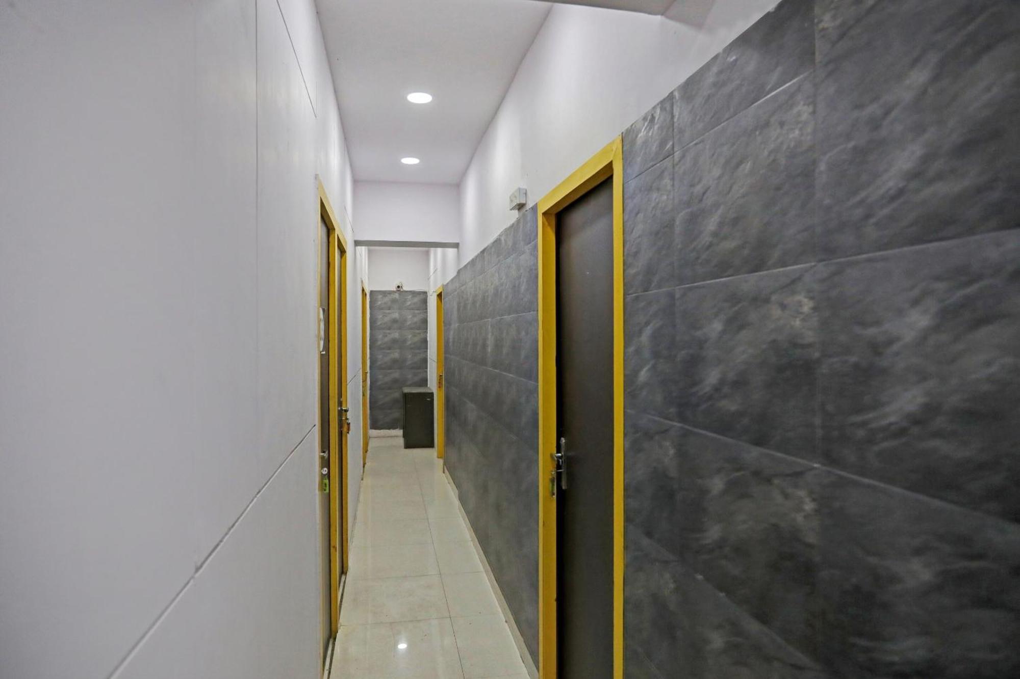 Hotel O North Campus Нью-Дели Экстерьер фото